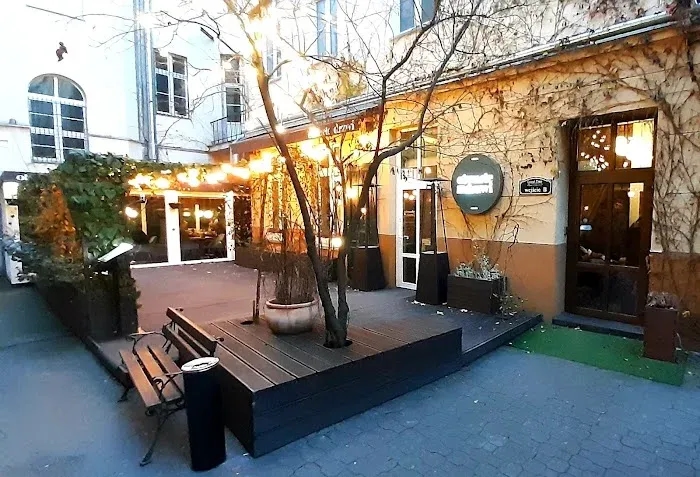 Gdzie zjeść w Łodzi na Piotrkowskiej? Odkryj najlepsze lokale gastronomiczne