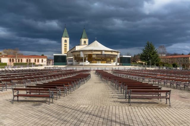 W jakim kraju znajduje się Medjugorie? Odkryj jego wyjątkowe miejsce w Bośni