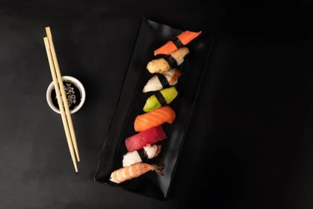 Kto wymyślił sushi? Odkryj zaskakującą historię tej potrawy