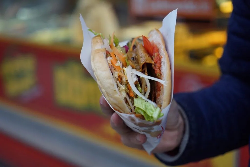 Ile kalorii ma kebab z Żabki? Sprawdź, czy warto go jeść na diecie