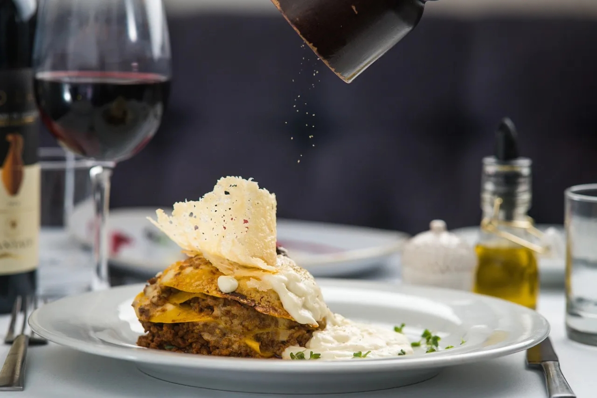 Gdzie zjeść w Rynie? Odkryj najlepsze restauracje i smaki