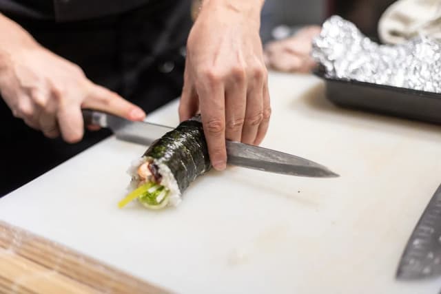 Czy sushi można zamrozić? Bezpieczne zamrażanie i wpływ na smak oraz jakość