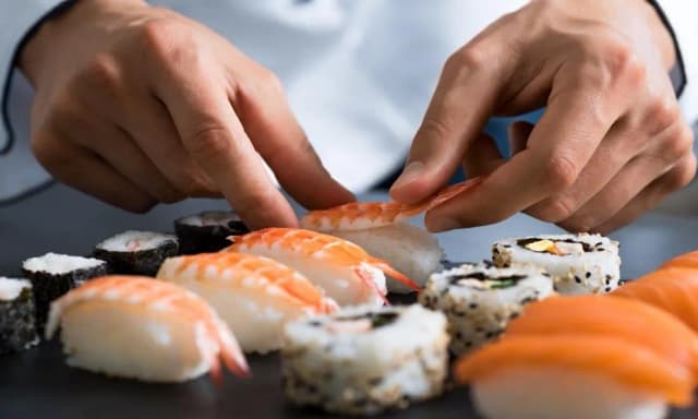 Z czego robi się sushi? Odkryj składniki, które zaskoczą Cię Z czego robi się sushi? Odkryj składniki, które zaskoczą Cię